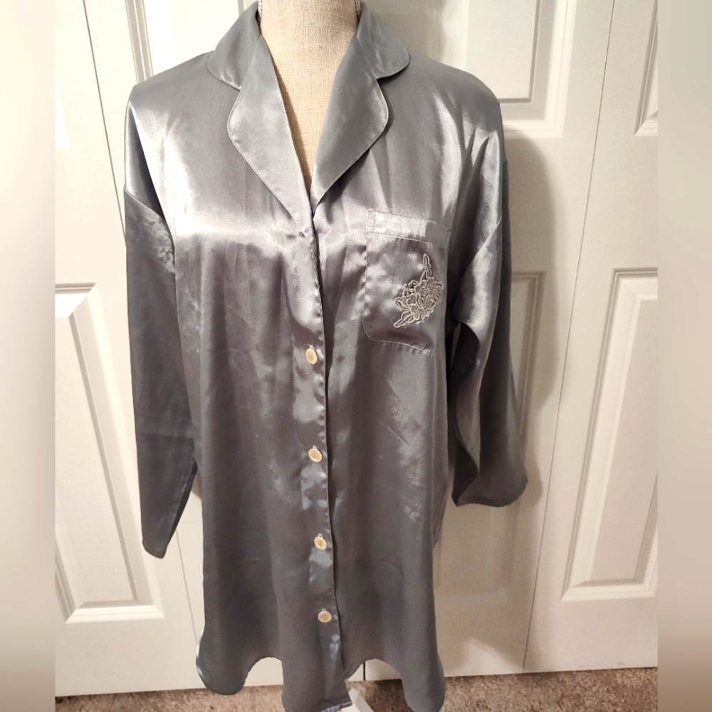 🩶 Vintage 1997 Victoria's Secret Ladie's Satin Button Front Long Sleeve Gown XS
